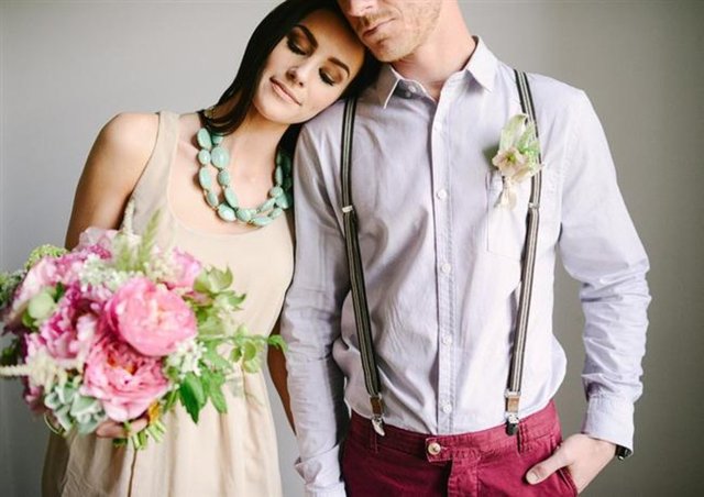 Pembe: Pembeyi seven insanlar cinsel konularda gelişmeye gönülsüz olurlar. Bu kadınlar partnerlerine çoğu kez eziyet eder, vereceklerinden fazlası için söz verirler.  -