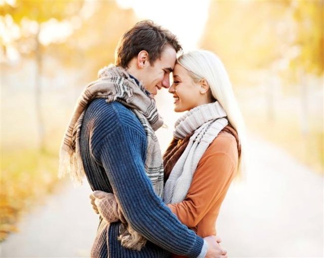 Turuncu: Turuncu rengi sevenlerin cinsel fantezilere eğilimi vardır. Cinsel etkinliği kendilerinin başrolü oynadığı tek sahnelik bir oyun olarak görürler.