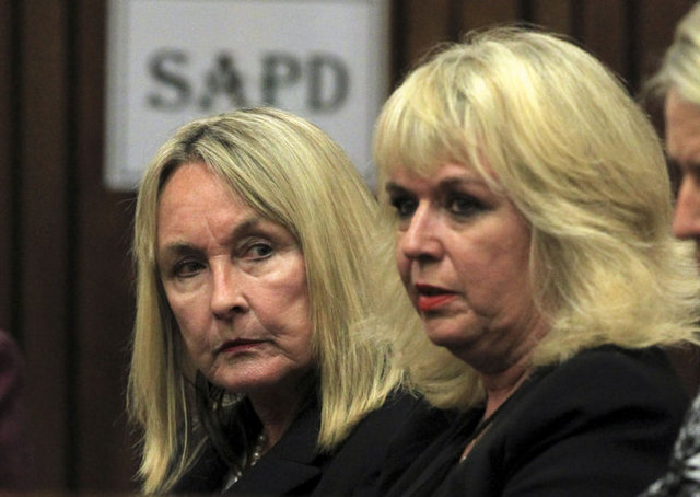 ANNENİN NEFRET DOLU BAKIŞIAnne June Steenkamp, "Oscar'ın bana yaşattığı acıyı gözlerimde görmesini istiyorum. Mahkeme ne karar verirse versin onu affedebilirim" demişti. Oscar, ona nefret dolu bakan anne June'un önünden geçti.