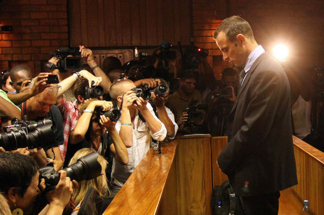 Oldukça soğukkanlı olan Pistorius da bir kez daha sevgilisini "hırsız sanarak yanlışlıkla vurduğunu" yineledi.