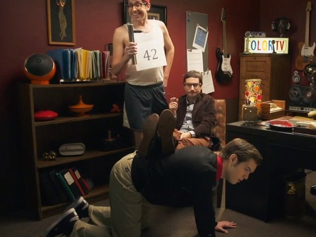 The Fine Brothers  - KAZANCI: 8.5 Milyon Dolar   - Online prodüktör, yazar ve yönetmen olan iki kafadar Youtube kanalı üzerinden yaptıkları yayın sayesinde 2015 yılında milyon dolarlar kazandı.  -