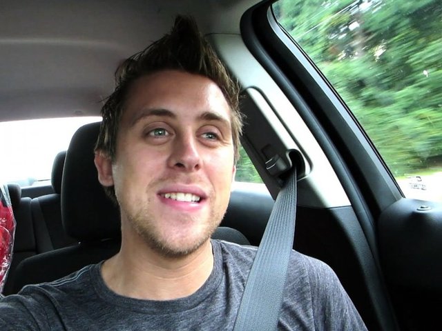 - Roman Atwood  - KAZANCI: 2.5 Milyon Dolar   - Youtube kanalında yaptığı şakaları yayınlayan genç adam bu sayede 2015 yılında milyon dolar kazanan isimlerinden oldu.  -