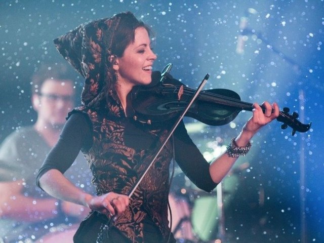 Lindsey Stirling   - KAZANCI: 6 Milyon Dolar   - Youtube kanalında çaldığı şarkıları kaydeden genç kadın bu kanal sayesinde hem milyonlarca takipçiye ulaştı hem de 2015 yılında milyon dolarlar kazandı.  -
