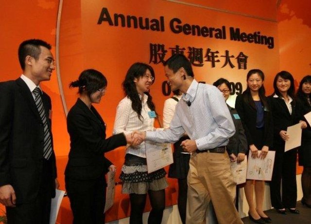 Bugün 100 Milyonlarca genç Jack Ma'nın yaşantısını ve fikirlerini örnek almakta. Gençlere ayrıca önem veren Jack Ma, 2013 yılında Alibaba'nın üst yöneticiliğinden ayrılarak yerini gençlere bıraktığını açıklamıştı.