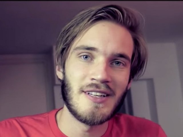 PewDiePie  - KAZANCI: 12 Milyon Dolar   - Youtube kanalında oynadığı komik video görüntülerini ve farklı konularda yaptığı yorumları paylaştı. - 2015 yılında en çok kazanan isim oldu.  -  -  -