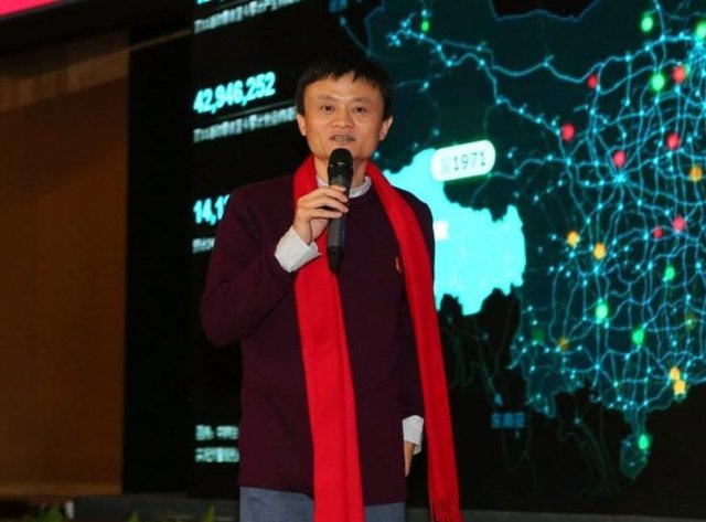 Üniversite sınavlarında iki kez başarısız olan, üçüncü denemesinde ise düşük puanlı bir üniversitede iki yıllık eğitim almayı başaran Jack Ma'nın iş hayatı eğitim hayatına benzemedi.