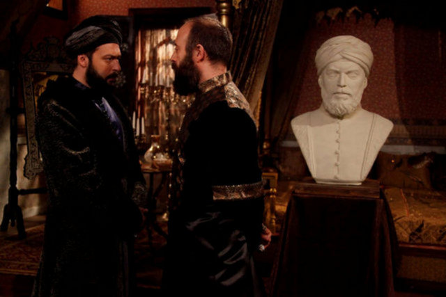 Ayrıca Makbul İbrahim Paşa'nın Hürrem Sultan'ın oğlu olmayan Şehzade Mustafa'yı desteklemesinden dolayı ölümünde Hürrem Sultan'ın da büyük bir rol oynadığı rivayet edilir