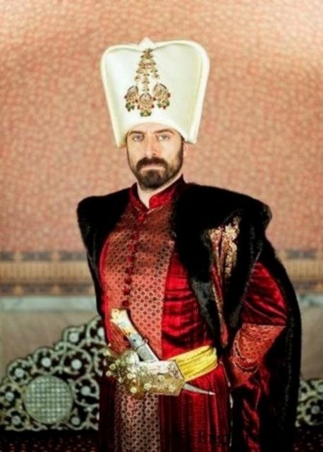 7 Eylül 1566 gecesi, Zigetvar'ın alınmasından bir gün önce, kaynaklara göre nikris, dizanteri, felç veya anjin sebebiyle 71 yaşında vefat etti.