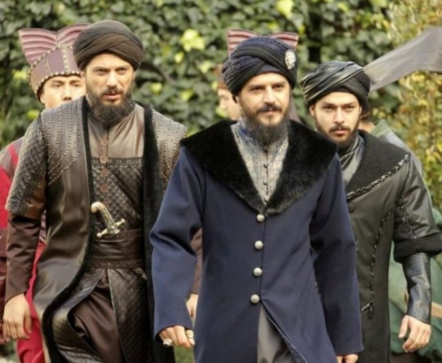 Türk dizi oyuncularının ülkeye gelişinde jet sosyete özel davetler düzenliyor.