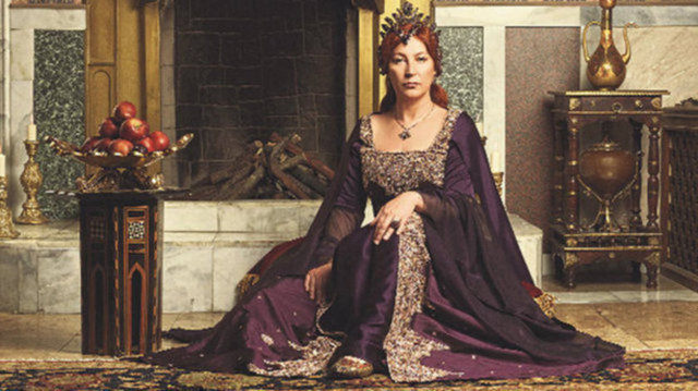Hürrem Sultan'ın zehirlenerek ya da kadın hastalığı sonucu öldüğü düşünülür.