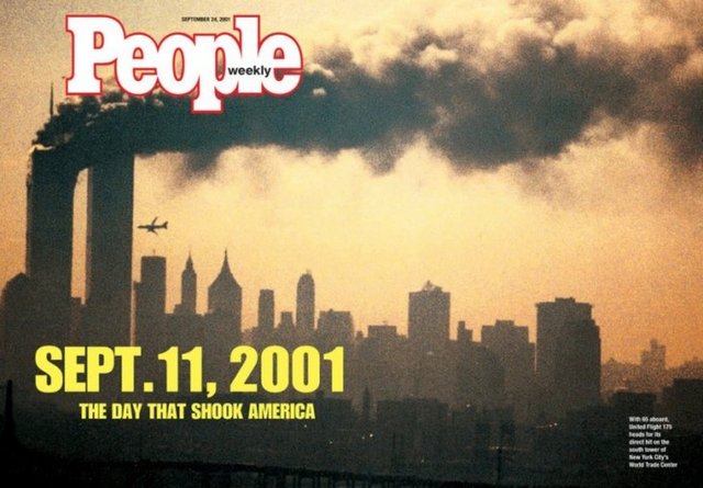 People: 24 Eylül 2011 - Kameraların  çokluğundan dolayı 11 Eylül saldırılarıyla ilgili birçok fotoğraf var. Ancak çok azı ilk uçağın çarpmasından sonra dumanların arasında görülen çarpmaya hazır ikinci uçak fotoğrafı kadar dikkat çekici olabildi.