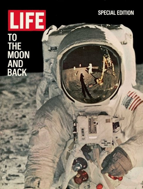 LIFE: 1969 Özel Sayı - LIFE Dergisi Ay'ın üzerinde duran iki adamın güvenli bir şekilde Dünya'ya dönüşlerini gösteren bu kapağıyla  insanlığın bugüne kadar gelmiş geçmiş en çarpıcı kapaklarından birine imza attı.  -