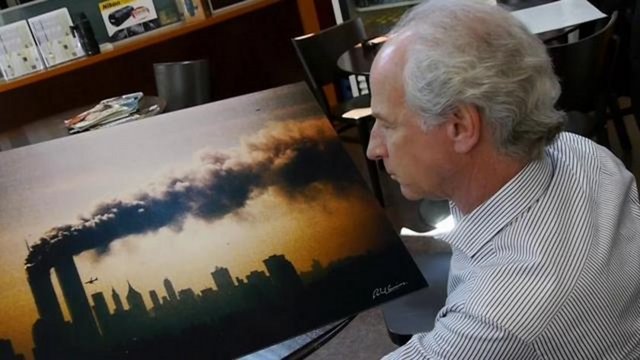 Fotoğrafçı Robert Cumins ilk uçağın Ticaret Merkezi'ne çarptığını duyar duymaz kamerasını kaptı ve bu inanılmaz kareyi yakaladı.  -