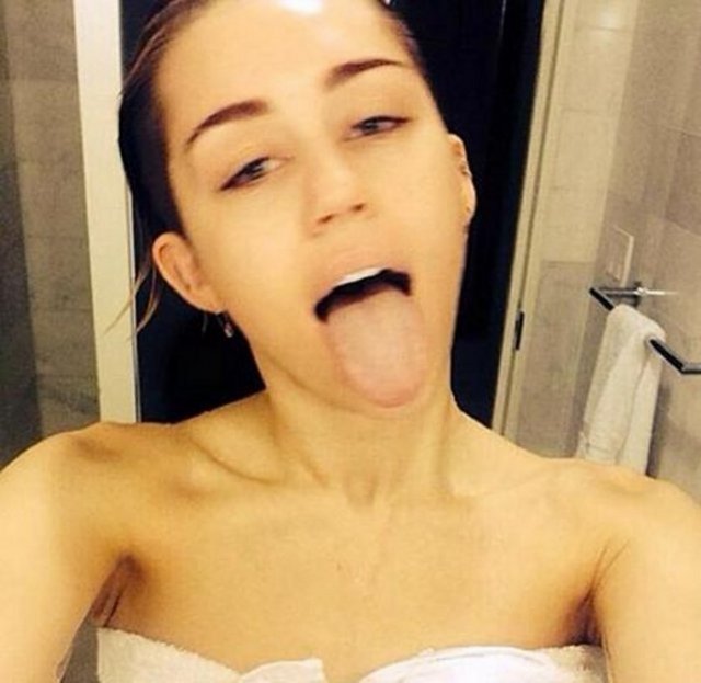 Miley Cyrus duştan çıkarken bu kareyi çekip paylaştı.