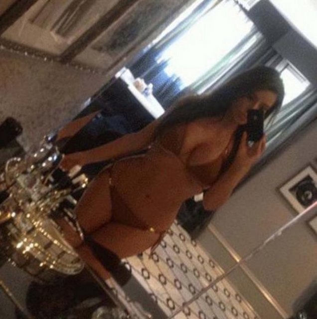 Kim Kardashian'ın bikinili banyo pozu.