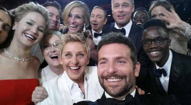 DÜNYAYI SARAN ÇILGINLIKElen DeGeneres'in Oscar töreninde attığı selfie tweet'i, yaklaşık 2.5 milyon kez retweet'lenerek, ABD Başkanı Barack Obama'nın rekorunu geride bırakmıştı.