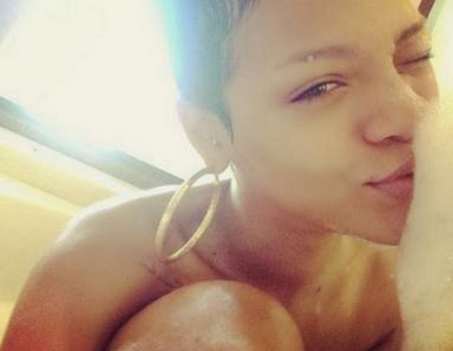 Rihanna'nın banyo pozlarından biri daha.
