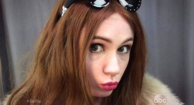 Dizinin oyuncu kadrosunda yer alan İskoç Karen Gillan rol gereği sette çıplak selfie çekti.