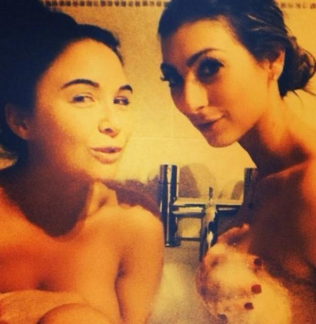 Zissman, son olarak Instagram hesabından paylaştığı fotoğraf ile konuşuluyor. Bir kadın arkadaşı ile banyo yaparken çekilen fotoğrafını takipçileriyle paylaşan Zissman altına da "en iyi arkadaşımla banyo vakti' notunu yazdı.