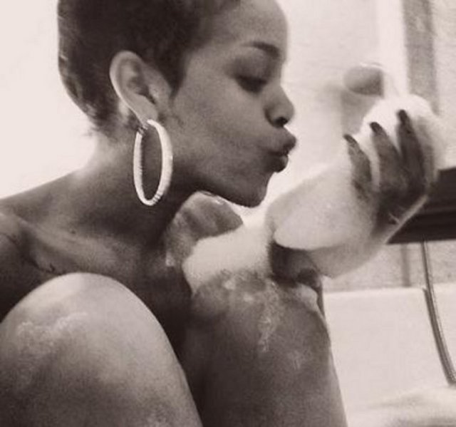 Rihanna ve köpükler.