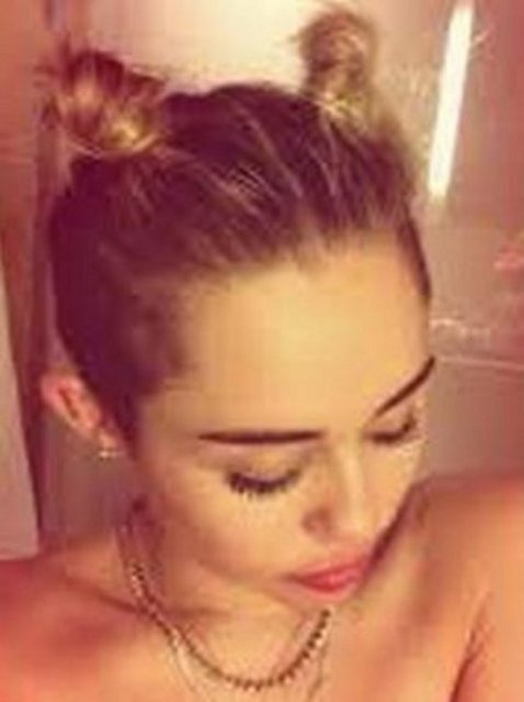 Cyrus'ın banyoda hazırlanırken çektiği ve paylaştığı bir başka kare.