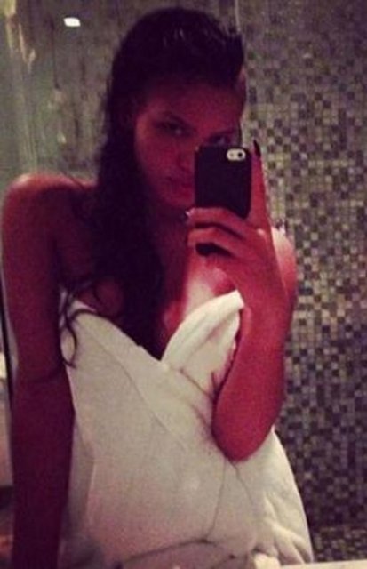 Cassie duştan sonra kendini böyle görüntüledi.