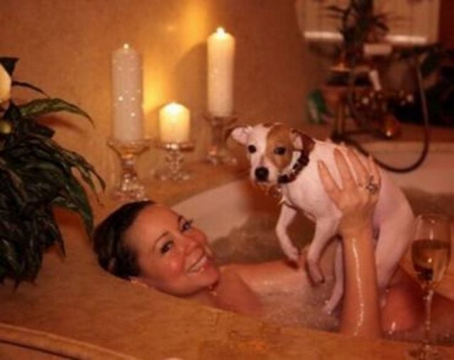 Mariah Carey'nin köpeğiyle banyo keyfi.