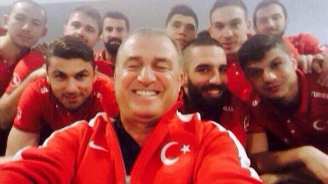 MİLLİLER DE MODAYA UYDU - Dünyayı kasıp kavuran Selfie modasına Fatih Terim ve öğrencileri de uydu.  Millilerin selfie pozu objektiflere böyle yansıdı.