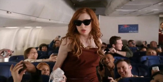 20'li yaşlarda ve selfie çekmeye meraklı olan narsist bir kadını canlandıran 26 yaşındaki oyuncu, karakteriyle özdeşleşmiş olacak ki dizi çekimi sırasında soyunup selfie çekerken son derece rahat görünüyordu.