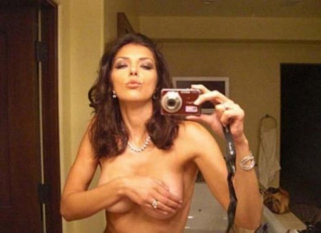 Adrianne Curry bu tür paylaşımların öncülerinden biri.