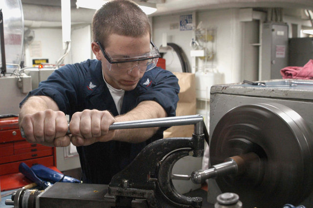 4- Metal ya da Plastik Makine İşçisi   - 2022 Yılında Düşüş Oranı: Yüzde 6  -