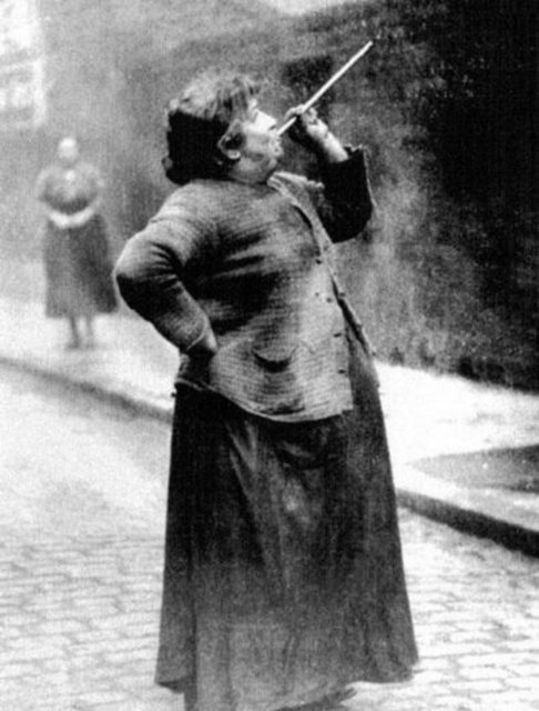 Çalar saatler yerine o yıllar bu işi meslek edinen insanlar para karşılığında insanları uyandırırdı.