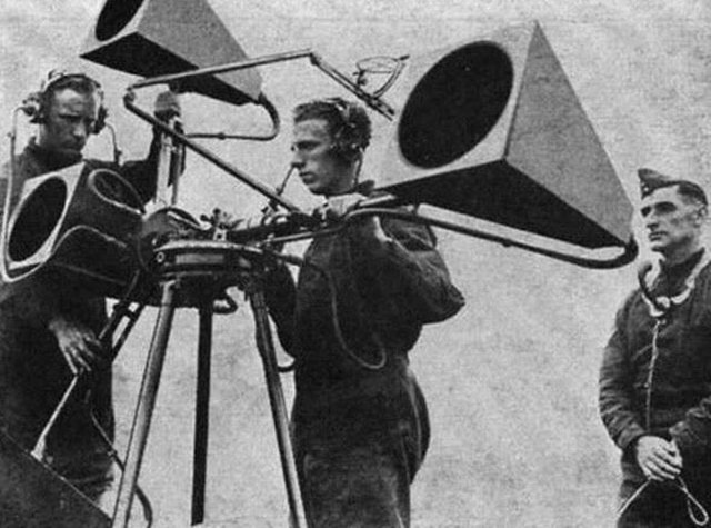 Elbette radar sistemlerinin hayatımıza girmesinden yıllar önce bu ihtiyacı karşılamak üzere uçak dinleyiciliği olarak da bilinen bir iş kolu vardı. Bu mesleği icra edenler gökyüzünü dinler ve uçakların çıkardıkları motor sesini duymaya çalışırdı.