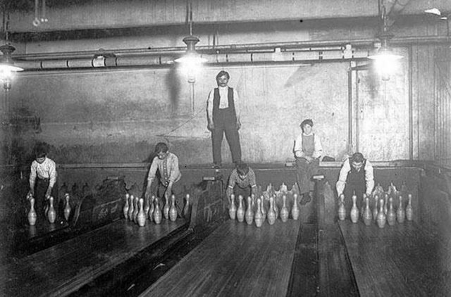 Bir zamanlar özellikle çocukların rağbet gösterdiği ve cep harçlığını çıkarabildiği bir iş koluydu. Ancak bugün bu işi artık makineler yapıyor.