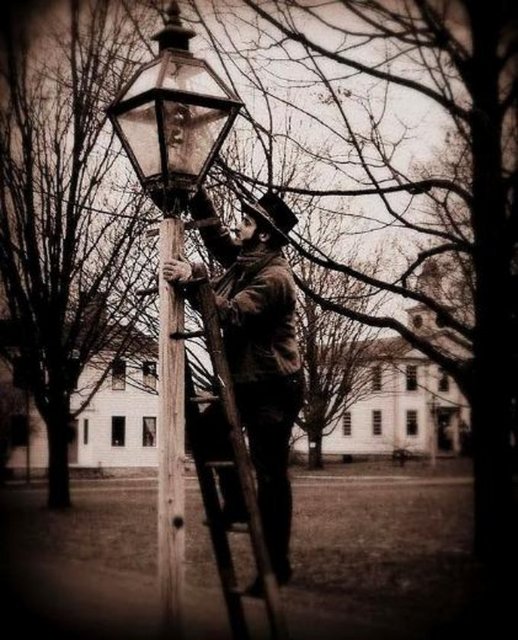 Elektriğin henüz olmadığı dönemlerde sokak lambaları, diğer bir deyişle gaz lambalarını düzenli olarak kontrol eden ve bu lambaları yakan iş koluydu.