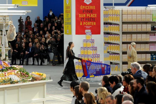Coco Chanel'in gerçek soyadına atıfta bulunularak "Delice de Gabrielle" adı verilmiş bir konserve markası da göze çarpan detaylardan biriydi.