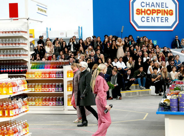 Chanel imzalı ürünler ve kıyafetler izleyicilerden büyük alkış aldı.