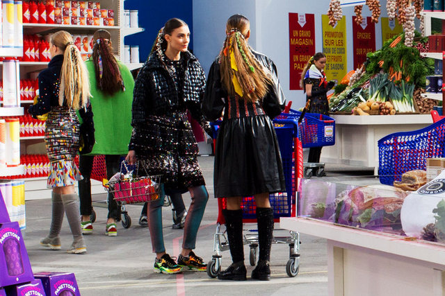 İnsanların Chanel kıyafetleri ile de hayatın içine karışabileceğinin vurgulandığı defile konsepti "neden süpermarket"  sorusunu da yanıtlamış oldu.