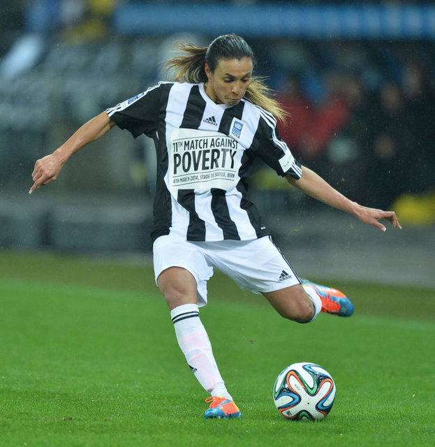 Bu arada maçta forma giyen tek bayan futbolcu ve UNDP İyi Niyet Elçisi Brezilyalı futbolcu Marta Vieira da Silva bir asist yaptı.