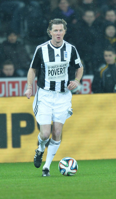 Maçta Ronaldo ve Zidane'ın kurduğu takımın ilk 11'i Antonios Nikopolidis, Michel Solgado, Paolo Maldini, Fabio Cannavaro, Fernando Hierro, Luis Figo, Gennaro Gattuso, Ronaldo, Zidane, Pavel Nedved, Davor Suker'den oluştu