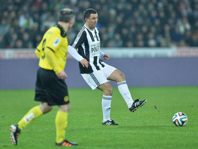 Eski milli futbolcu ve İstanbul Bağımsız Milletvekili Hakan Şükür, karşılaşmanın 64. dakikasında oyuna girerken, 75. dakikada skoru 5-5'e getiren beraberlik golünü attı ve 80. dakikada da oyundan çıktı.