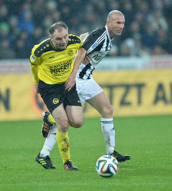 BM Kalkınma Programı tarafından, Filipinler'deki Haiyan Tayfunu mağdurlarına yardım için düzenlenen "Yoksullukla Mücadele Maçı"nda birçok eski futbolcu forma giydi.