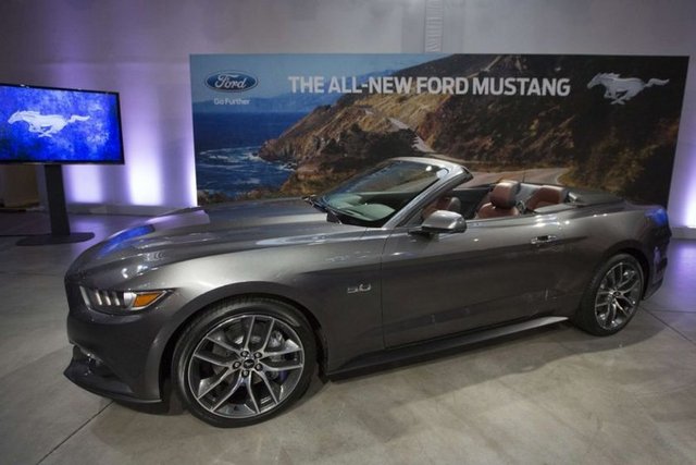 Koç, "Cenevre Motor Show çok güzel. Özellikle lüksler göz kamaştırıyor. Fuarda en çok Mustang'i beğendim ve sipariş verdim. Üstü açık Mustang'le hafta sonları golf kulübüne gideceğim" dedi.