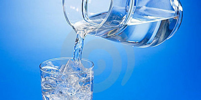 Soğuk su içmek metabolizmanızı hızlandırır ve kalori yakar. Hızlanan metabolizmanın etkileri ilk 10 dakikada başlar ve 30-40 dakika sonra maksimuma ulaşır.