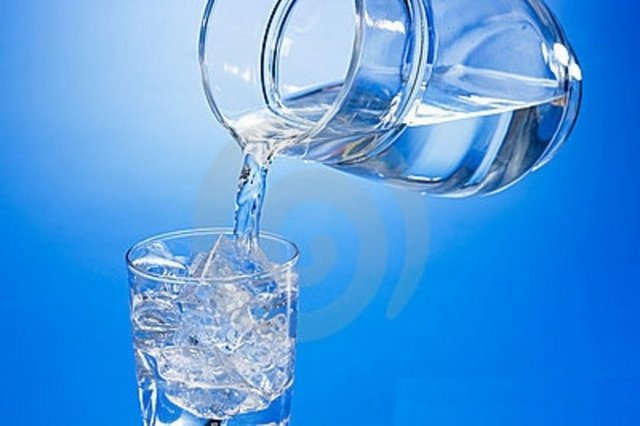 Araştırmalar göstermiştir ki eğer yıl boyunca su tüketiminizi günlük 1,5 litre olursa, fazladan 17,400 kalori yakarsınız bu da yaklaşık olarak 2 buçuk kiloya denk gelir.