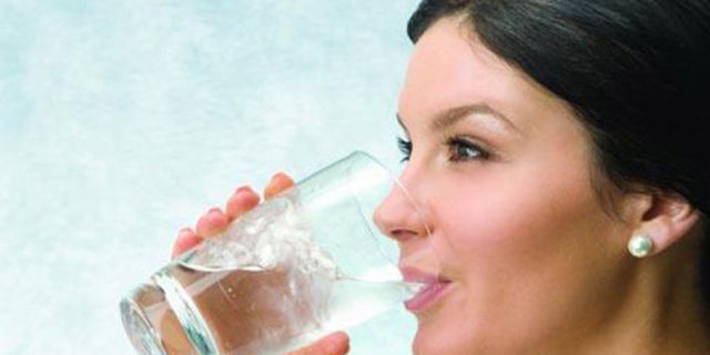 Kabızlık -  - Suyun eksikliğinde, vücudun kritik fonksiyonları için su sağlama görevi kalın bağırsağındır. Su yetersiz kaldığında atık maddeler bağırsak içinde çok yavaş ilerlemeye başlar bu da kabızlığa yol açar.