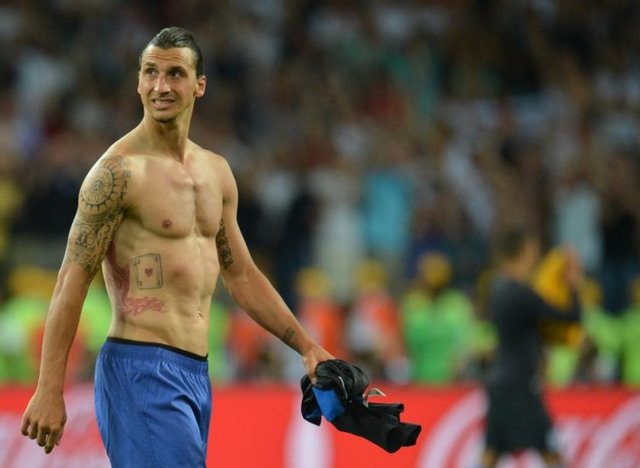 "Menajerim yok! Menajerler sadece kötü futbolculara takım bulmak için vardır. Büyük kulüpler direkt olarak bana gelebilir."