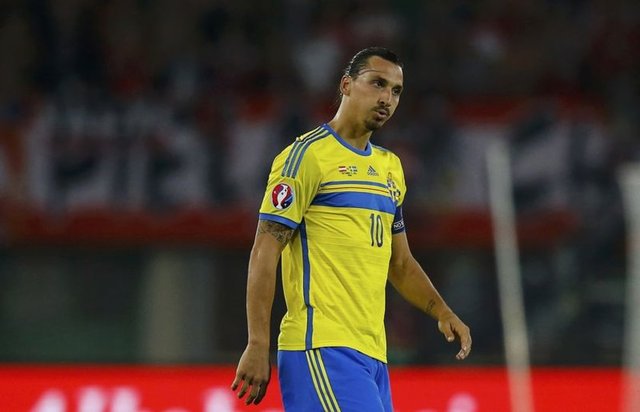 Avusturya Teknik Direktörü Marcel Koller, ülke basınına yaptığı açıklamada, İsveçli golcünün hareketini televizyondan defalarca izlediğini ve Alaba'ya bilerek dirsek attığını, hakemin korktuğu için kırmızı kart göstermediğini öne sürdü.