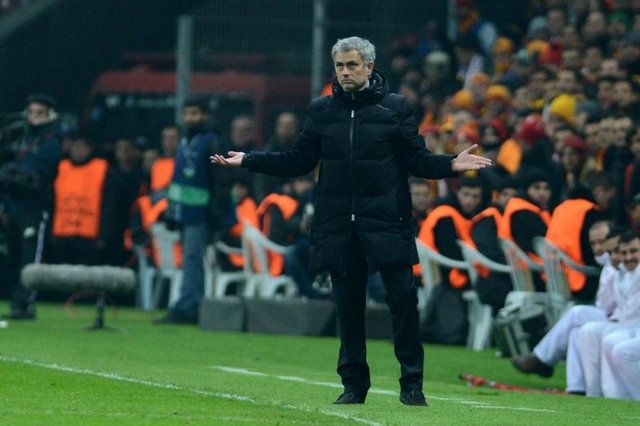 İŞTE FUTBOL ADAMLARININ UNUTULMAZ SÖZLERİ...  JOSE MOURINHO  Muhabir:"Takım yorgun muydu ?"  Mourinho:"Yorgun mu ? Günde 15 saat çalışıp ayda birkaç yüz euroyla evine dönen baba yorgun olur, biz değil"