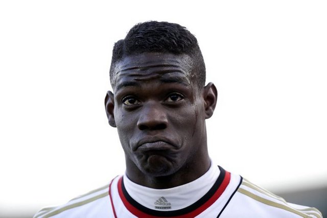 MARIO BALOTELLI  "Futbol mu daha güzel kızlar mı diye sorsalar hiç düşünmeden futbol derim ama biraz düşünürsem eğer kızlar derim"